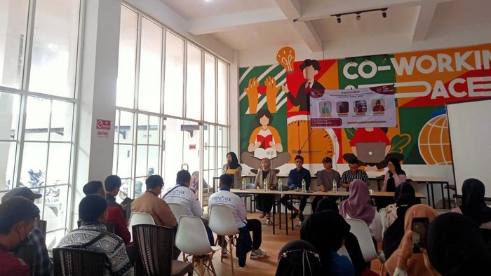 Aliansi Mahasiswa Bergerak dan KBBI menggelar diskusi dan deklarasi dalam rangka menolak usulan hak angket
