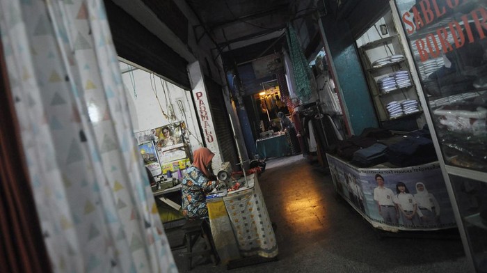Seorang anak bermain di kawasan Pasar Minggu Modern yang mulai terbengkalai di Kota Bengkulu, Bengkulu, Rabu (28/2/2024). Kementerian Perdagangan (Kemendag) menyebut anggaran pembangunan pasar tahun 2024 turun menjadi Rp75 miliar dari Rp200 miliar di tahun sebelumnya yang diperuntukkan untuk membangun 13 pasar. ANTARA FOTO/Muhammad Izfaldi/foc.
