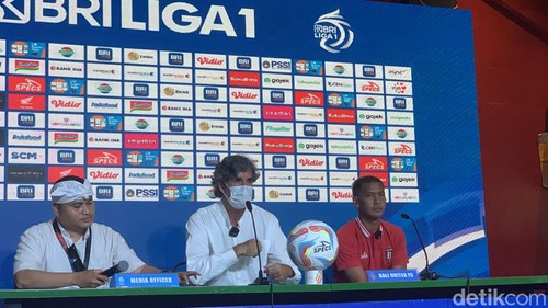 Pelatih Bali United Stefano Cugurra (tengah) dan bek Jajang Mulyana (kanan) saat konferensi pers di Gianyar, Rabu (28/2/2024).