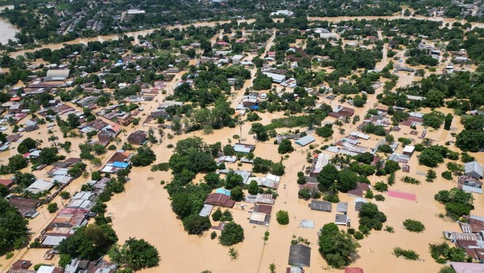 Banjir Bandang Landa Bolivia, Ratusan Keluarga Dievakuasi Aerial view of houses and buildings submerged following flooding from heavy rain, causing the Acre River's bank to burst, in Cobija, Bolivia, in this still image released on February 27, 2024. Dr Papito Richter - Gobernador/Handout via REUTERS THIS IMAGE HAS BEEN SUPPLIED BY A THIRD PARTY. NO RESALES. NO ARCHIVES. MANDATORY CREDIT.