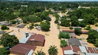 Hujan lebat dan banjir di Bolivia telah memaksa penduduk meninggalkan rumah mereka dan menyebabkan kerusakan luas pada infrastruktur. Beberapa lingkungan terendam banjir dan lebih dari 200 keluarga harus dievakuasi.