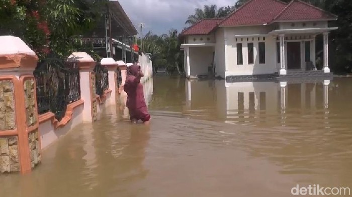 Banjir meredam permukiman warga di Muaro Jambi