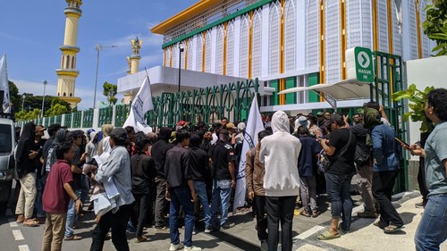 Puluhan mahasiswa berdemo di depan Bank NTB Syariah, Mataram, NTB, pada Rabu (28/2/2024). Mereka menuntut direksi bank daerah itu dicopot imbas dugaan korupsi.
