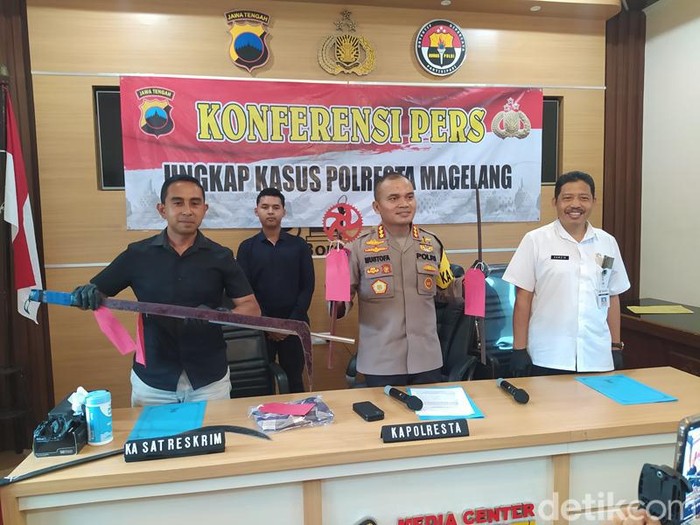 Barang bukti senjata tajam milik 5 pelajar ditunjukkan dalam konferensi pers di Mapolresta Magelang, Jawa Tengah, Rabu (28/2/2024).