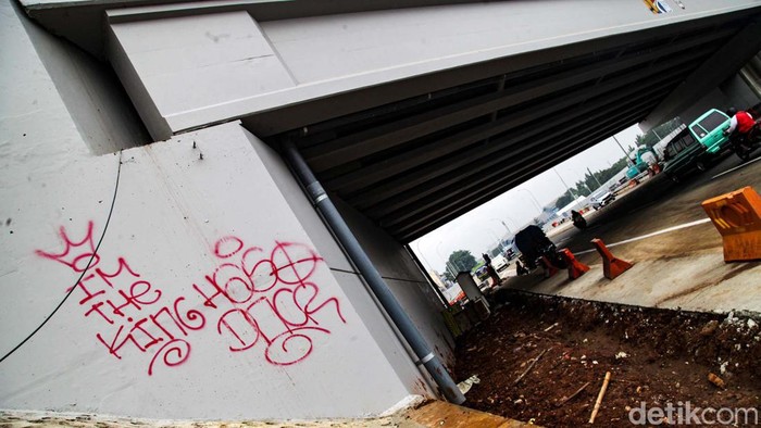 Simpang tak sebidang (STS) Martadinata di Ciputat, Tangsel, sudah beroperasi kurang lebih selama 1 bulan. Baru juga difungsikan, STS Martadinata sudah jadi korban vandalisme.