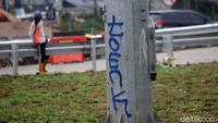 Vandalisme juga terlihat di salah satu tiang dekat STS Martadinata.  