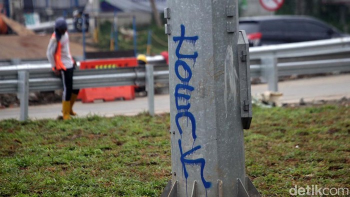 Simpang tak sebidang (STS) Martadinata di Ciputat, Tangsel, sudah beroperasi kurang lebih selama 1 bulan. Baru juga difungsikan, STS Martadinata sudah jadi korban vandalisme.