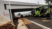STS Martadinata dicoret oknum tidak bertanggung jawab. Berdasarkan pantauan di Jalan RE Martadinata, Tangsel, Rabu (28/2/2024) pukul 11.30 WIB, vandalisme terlihat di salah satu sisi.