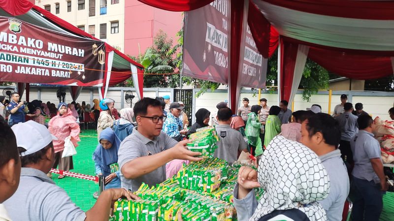 Bazar sembako murah digelar Polres Metro Jakarta Barat