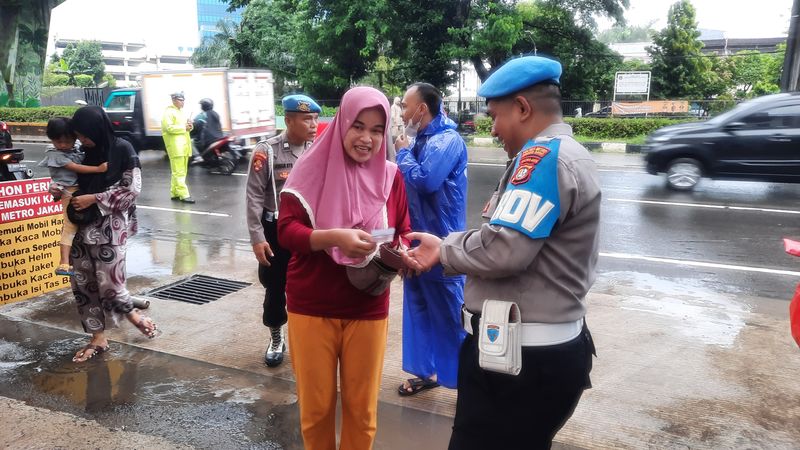 Bazar sembako murah digelar Polres Metro Jakarta Barat