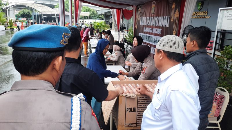 Bazar sembako murah digelar Polres Metro Jakarta Barat