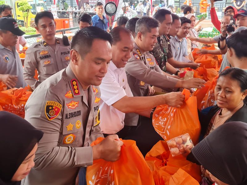 Bazar sembako murah digelar Polres Metro Jakarta Barat