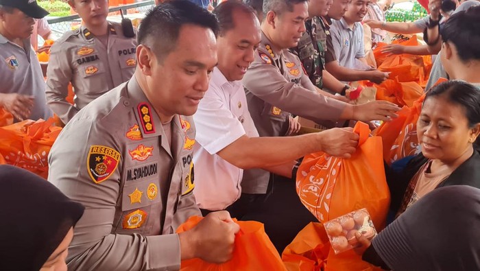 Bazar sembako murah digelar Polres Metro Jakarta Barat