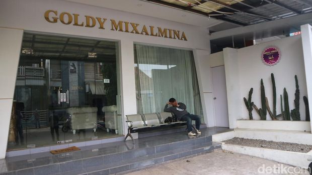 Suasana kantor biro perjalanan umrah Goldy Mixalmina milik Zyuhal Laila Nova di Kudus, Rabu (28/2/2024).