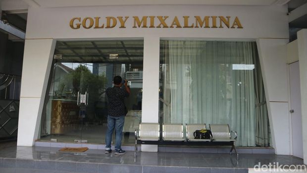 Suasana kantor biro perjalanan umrah Goldy Mixalmina milik Zyuhal Laila Nova di Kudus, Rabu (28/2/2024).