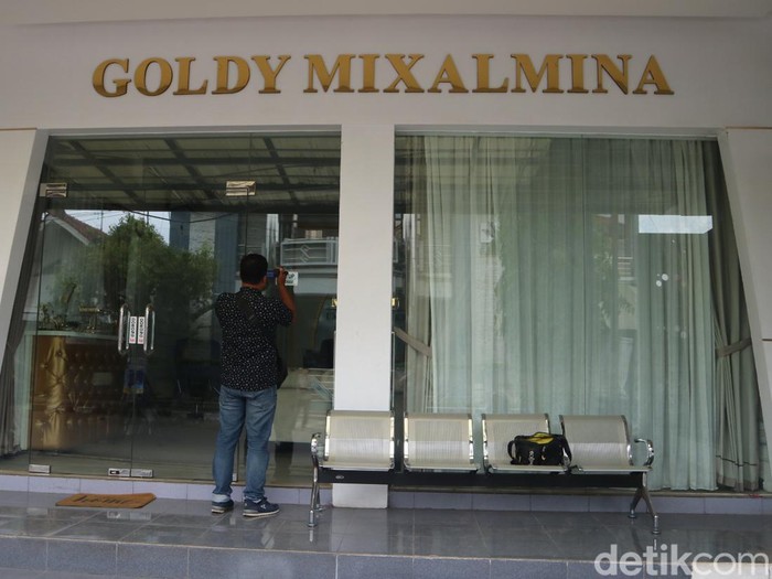 Suasana kantor biro perjalanan umrah Goldy Mixalmina milik Zyuhal Laila Nova di Kudus, Rabu (28/2/2024).