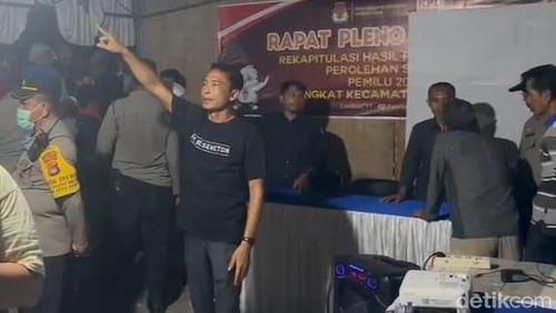 Caleg PKS Abubakar Abdullah asal dapil Sekotong-Lembar saat meluapkan emosinya di lokaso rapat pleno di Kecamatan Lembar.