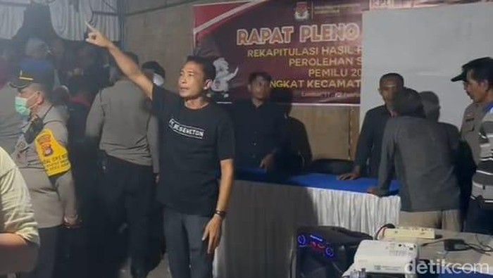 Caleg PKS Abubakar Abdullah asal dapil Sekotong-Lembar saat meluapkan emosinya di lokaso rapat pleno di Kecamatan Lembar.