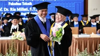 Prof Muslikhin Hidayat dan Prof Ria Millati dikukuhkan bersama di Universitas Gadjah Mada (UGM), Selasa (27/2/2024) lalu. Muslikhin dikukuhkan sebagai guru besar dalam bidang Rekayasa Sistem pada Fakultas Teknik. Sedangkan Ria merupakan guru besar dalam bidang Ilmu Teknologi Pangan dan Hasil Pertanian di Fakultas Teknologi Pertanian UGM. Foto: dok. Universitas Gadjah Mada