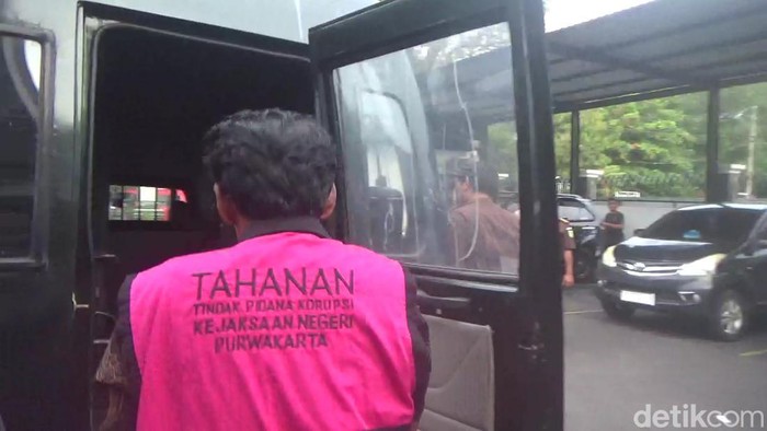 Deddy Sujana (60) mantan kepala desa Cikadu, Kecamatan Cibatu, Purwakarta ditetapkan menjadi tersangka atas kasus tidak pidana korupsi oleh Kejaksaan Negeri Purwakarta.