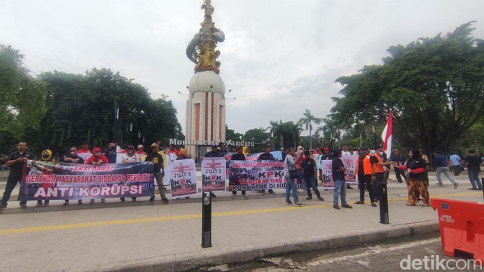 Demo kpk usut tuntas korupsi di Sidoarjo