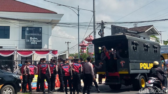 Depan kantor KPU Kabupaten Klaten dijaga ketat polisi.