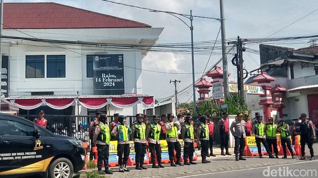 Depan kantor KPU Kabupaten Klaten dijaga ketat polisi.