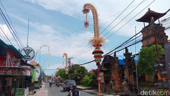 Deretan Penjor khas Hari Raya Galungan dan Kuningan, Rabu (28/2/2024). (Aryo Mahendro/detikBali) Deretan Penjor khas Hari Raya Galungan dan Kuningan, Rabu (28/2/2024). (Aryo Mahendro/detikBali)