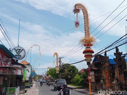 Deretan Penjor khas Hari Raya Galungan di Jalan Raya Jurusan Canggu, Kerobokan, Badung. (Aryo Mahendro/detikBali)