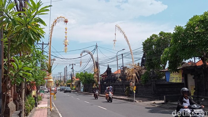 Deretan Penjor khas Hari Raya Galungan dan Kuningan, Rabu (28/2/2024). (Aryo Mahendro/detikBali)