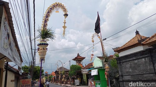 Deretan Penjor khas Hari Raya Galungan dan Kuningan, Rabu (28/2/2024). (Aryo Mahendro/detikBali)