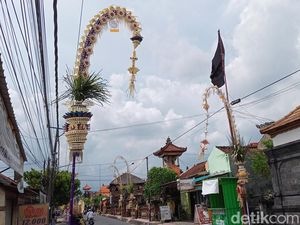 PLN Ingatkan Warga Perhatikan Jarak Penjor Galungan dengan Jaringan Listrik