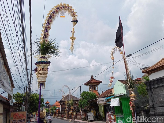 Deretan Penjor khas Hari Raya Galungan dan Kuningan, Rabu (28/2/2024). (Aryo Mahendro/detikBali)
