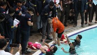 Dalam rekonstruksi yang digelar di Polda Metro Jaya, tersangka Yudha sempat mengelak mengakses CCTV kolam renang yang menjadi TKP. Namun Yudha dipastikan mengakses CCTV kolam renang berdasarkan hasil pemeriksaan dari analis digital.
