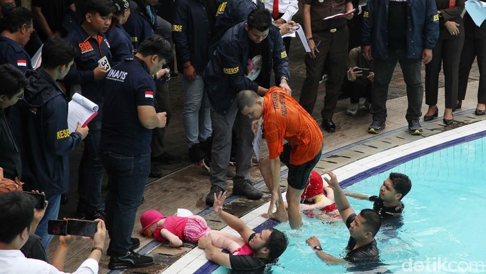 Detik-detik Yudha Tenggelamkan Dante Anak Tamara Tyasmara Direka Ulang Yudha Arfandi tersangka pembunuhan Raden Adante melakukan aksi penengelaman saat mengikuti rekonstruksi di kolam renang Tirta Mas, Pondok Kelapa, Jakarta timur, Rabu (28/2/2024).