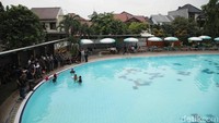 Rekonstruksi dimulai dengan kedatangan tersangka Yudha Arfandi bersama putrinya dan korban Dante di kolam renang. Setelah itu, Yudha membeli tiket di loket kolam renang.