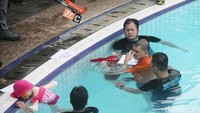 Dari hasil rekonstruksi kejadian, terungkap bahwa tersangka Yudha Arfandi sempat menengok kanan kiri sebelum tenggelamkan Dante. Menurut adegan rekonstruksi, Yudha sempat bergeser dari tepi kolam ke tengah bersama Dante. Kemudian dia terlihat menengok kanan-kiri. Selanjutnya Yudha menarik pinggang korban, kemudian membenamkannya Dante ke dalam air. Aksi itu ia lakukan berkali-kali terhadap korban. Bahkan, setiap Dante mau menggapai pinggir kolam renang tersangka langsung mendorongnya agar korban tidak bisa  menggapai pinggir kolam. (Pradita Utama/detikcom)