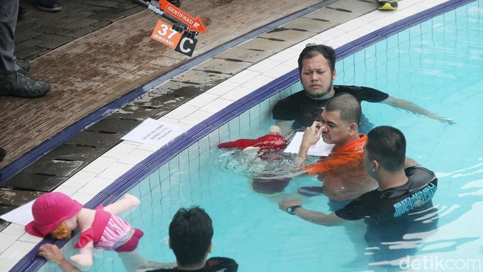 Yudha Arfandi tersangka pembunuhan Raden Adante melakukan aksi penengelaman saat mengikuti rekonstruksi di kolam renang Tirta Mas, Pondok Kelapa, Jakarta timur, Rabu (28/2/2024).