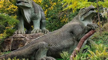 Patung dinosaurus di Crystal Palace, Inggris, dibuat pada tahun 1854 dan merupakan representasi dinosaurus skala penuh pertama. Yang digambar di sini adalah Iguanodon (kanan) dan Megalosaurus (kiri). Foto: via Daily Mail