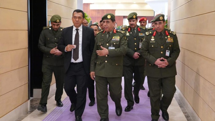 Dirjen Imigrasi Kementerian Hukum dan HAM RI Silmy Karim dan Dirjen Imigrasi Arab Saudi Sulaiman bin Abdul Aziz di Riyadh.