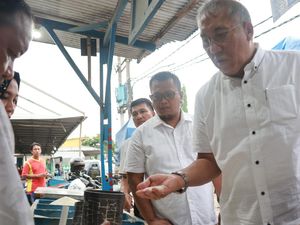 Bulog Gelontorkan Beras SPHP 300 Ton/Hari ke Pasar Johar Karawang