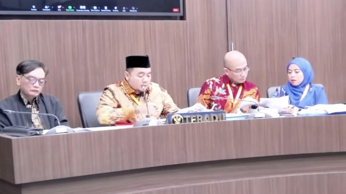 Dewan Kehormatan Penyelenggara Pemilu (DKPP) melakukan pemeriksaan terhadap Ketua KPU Hasyim Asyari dan jajaran komisioner. Pemeriksaan itu terkait aduan dugaan kebocoran data daftar pemilih tetap (DPT) Pemilu 2024.