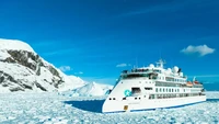 Di masa lalu, kapal yang menuju Antartika cenderung berupa kotak logam yang tidak nyaman dan dibuat untuk menerima hantaman keras. Ini kapal Greg Mortimer dari Aurora Expeditions yang memiliki haluan yang telah dipatenkan untuk membuat penyeberangan Drake lebih stabil.