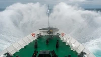 Lautan itu bernama Drake Passage. Laut ini menghubungkan ujung selatan benua Amerika Selatan dengan titik paling utara Semenanjung Antartika.