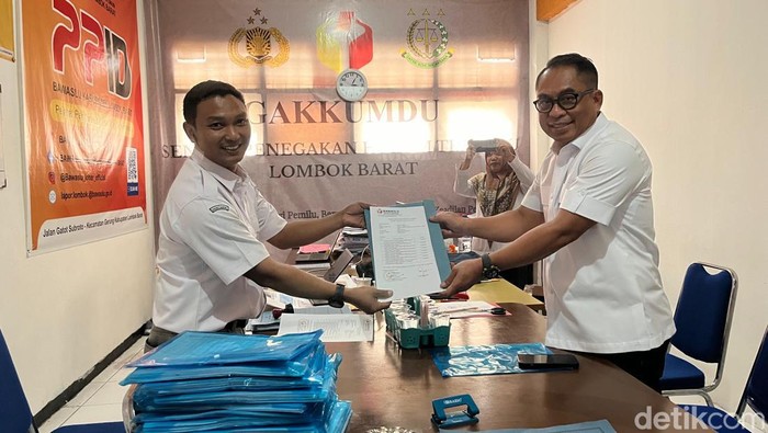 Ketua Organisasi Kaderisasi dan Keanggotaan (OKK) Partai Gerindra NTB Sudirsah Sujanto saat menyerahkan bukti dugaan kecurangan pemilu, Rabu (28/2/2024).
