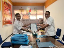 Gerindra NTB Serahkan Sekardus Bukti Dugaan Pemilu Curang di Sekotong