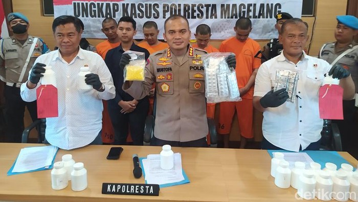 Empat tersangka pengedar puluhan ribu pil yarindo atau pil sapi yang ditangkap Polresta Magelang, Rabu (28/2/2024).