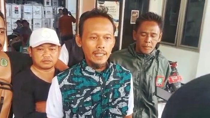 Endang Wahyu relawan PKB saat menggeruduk kantor kecamatan Cikampek