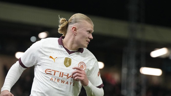 Manchester Citys Erling Haaland celebrates after scoring his sides third goal during the FA Cup 5th round soccer match between Luton Town and Manchester City at the Kenilworth Road Stadium in Luton, England, Tuesday, Feb. 27, 2024. (AP Photo/Alastair Grant)