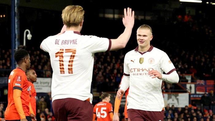 Soccer Football - FA Cup - Fifth Round - Luton Town v Manchester City - Kenilworth Road, Luton, Britain - February 27, 2024 Manchester Citys Erling Braut Haaland celebrates scoring their first goal with Kevin De Bruyne REUTERS/David Klein     TPX IMAGES OF THE DAY